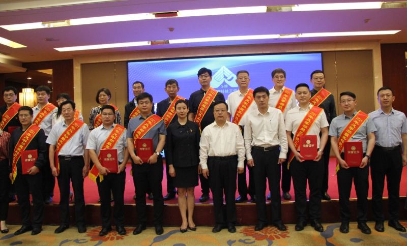 濰坊龍港集團(tuán)董事長(zhǎng)王敬偉榮獲“風(fēng)箏都zui美科技工作者”！